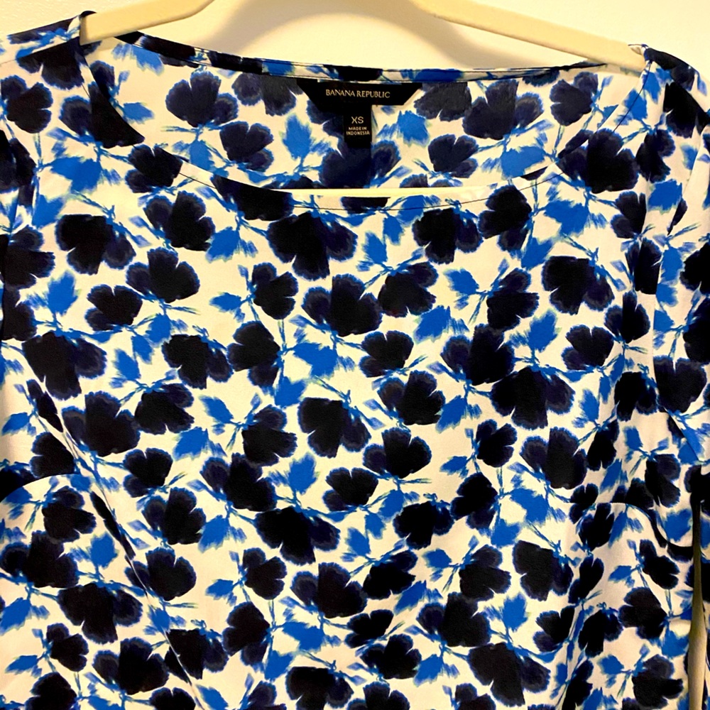 Banana republic sz S blue & white floral blouse